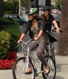 Stana Katic e Tony Cabrera andam de bicicleta por Los Angeles